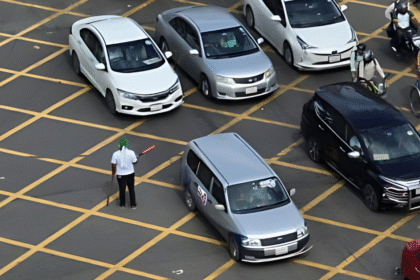 Bangladesh Crisis Students clean up parliament premises and control traffic after historic protests 1
