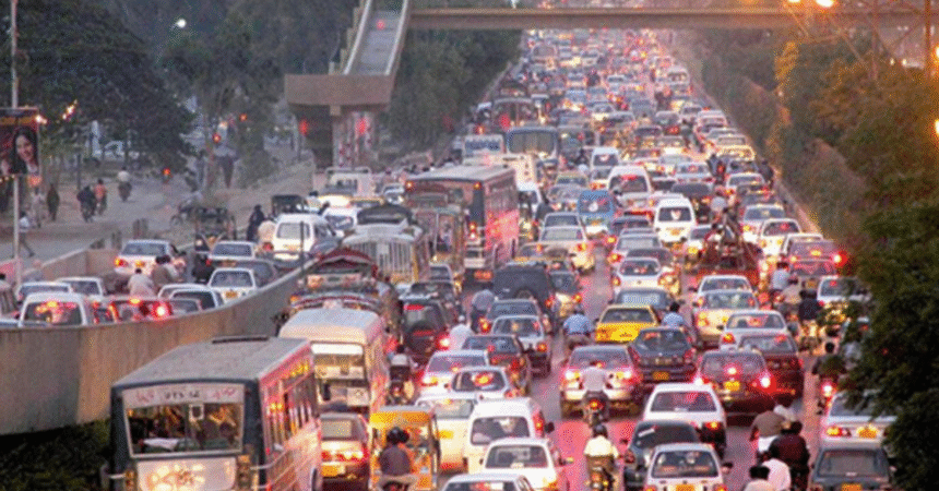 Karachi Traffic Police Announce Closure of Two Tracks on University Road