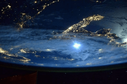 NASA Astronaut Snaps Breathtaking Moonrise from Space
