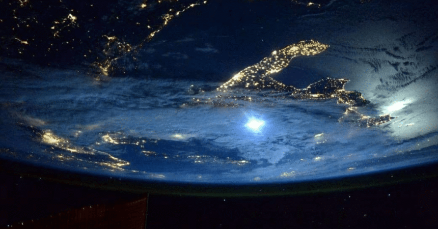 NASA Astronaut Snaps Breathtaking Moonrise from Space