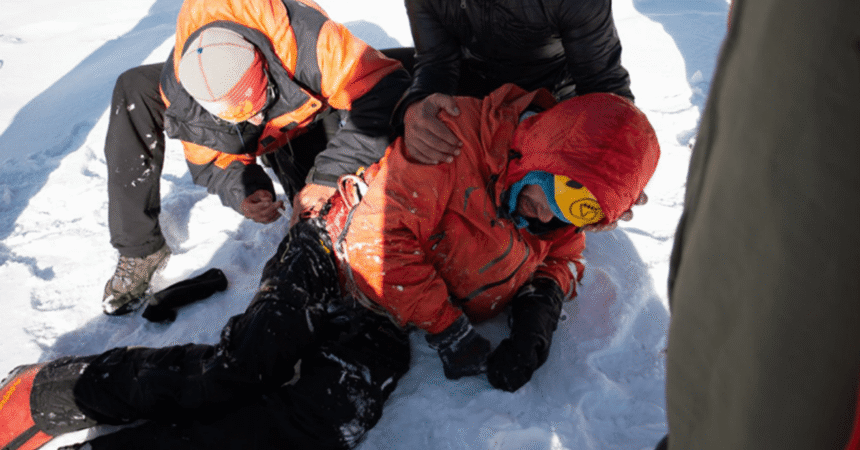 Pakistan Army Saves Russian and Pakistani Climbers Stranded on Gilgit Baltistan Mountain 1