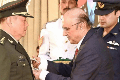 President Awards Top Military Honor to Chinese Commander 1
